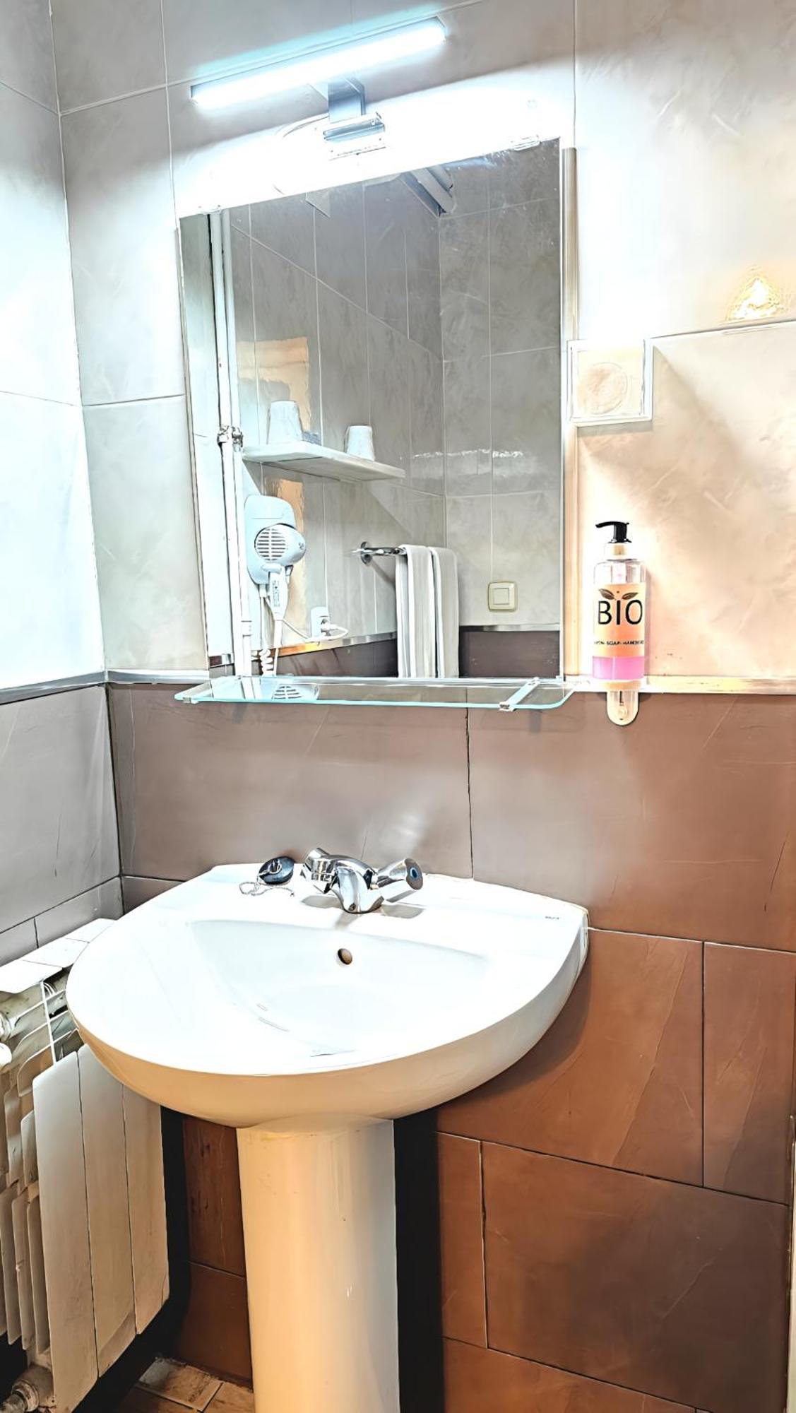 Hostal La Rosa Caceres Bagian luar foto