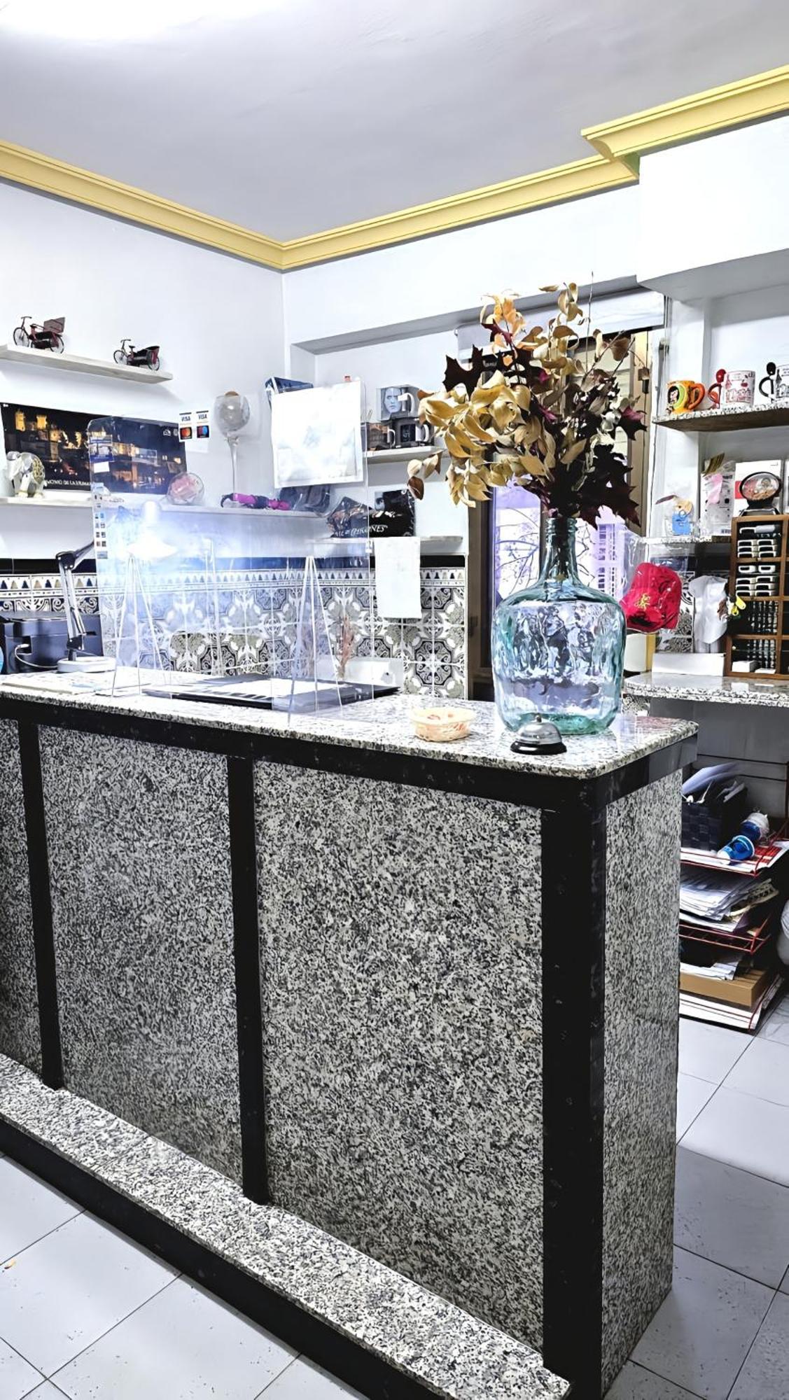 Hostal La Rosa Caceres Bagian luar foto