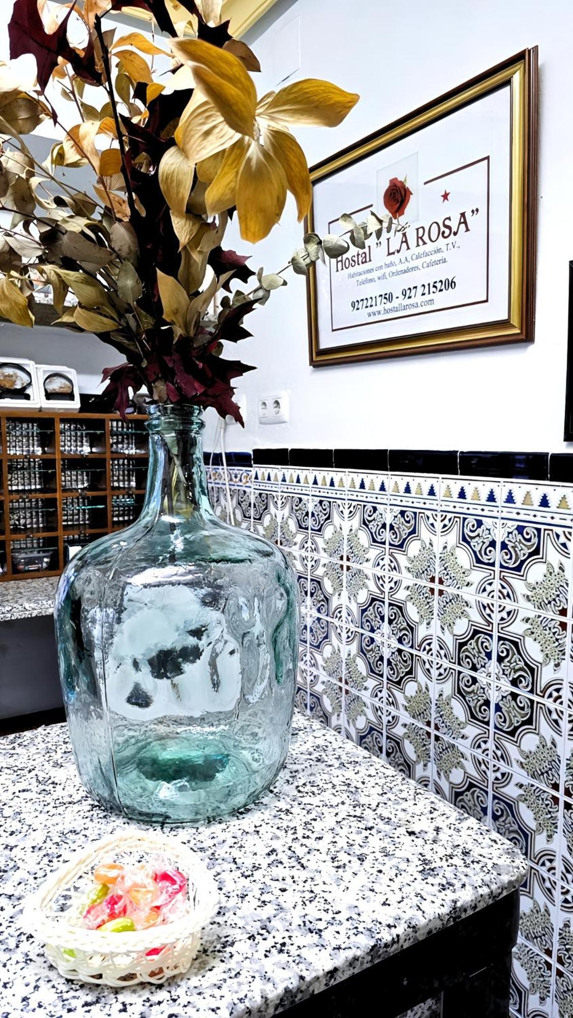 Hostal La Rosa Caceres Bagian luar foto