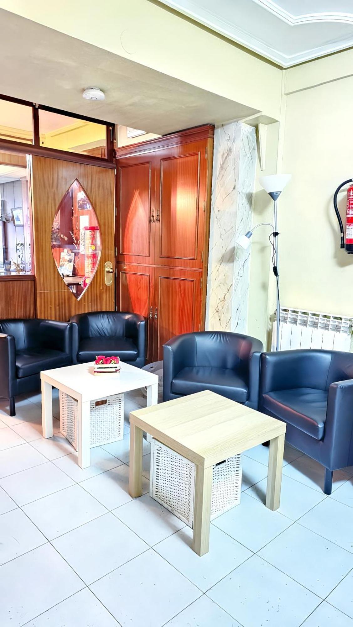 Hostal La Rosa Caceres Bagian luar foto
