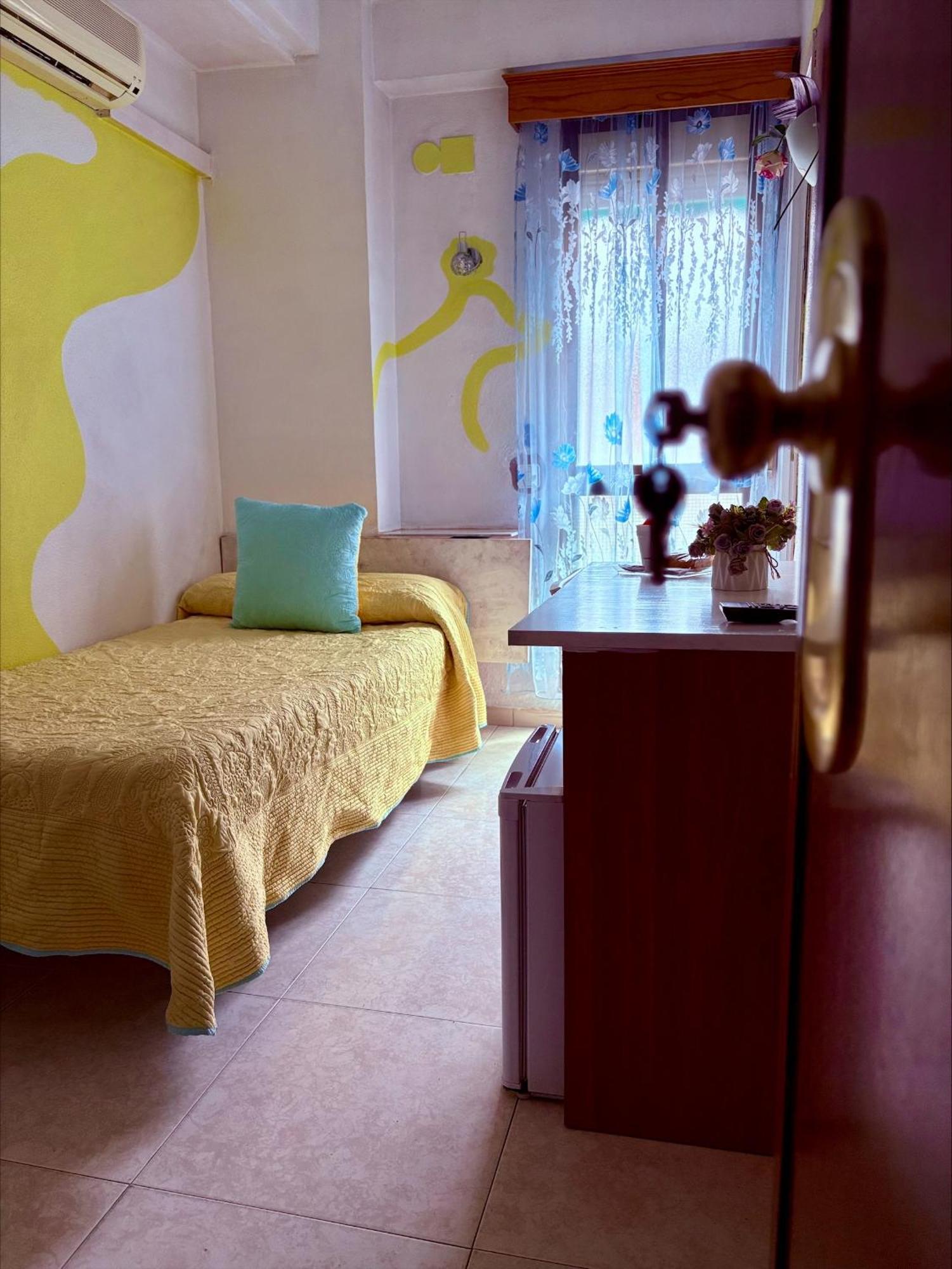 Hostal La Rosa Caceres Bagian luar foto
