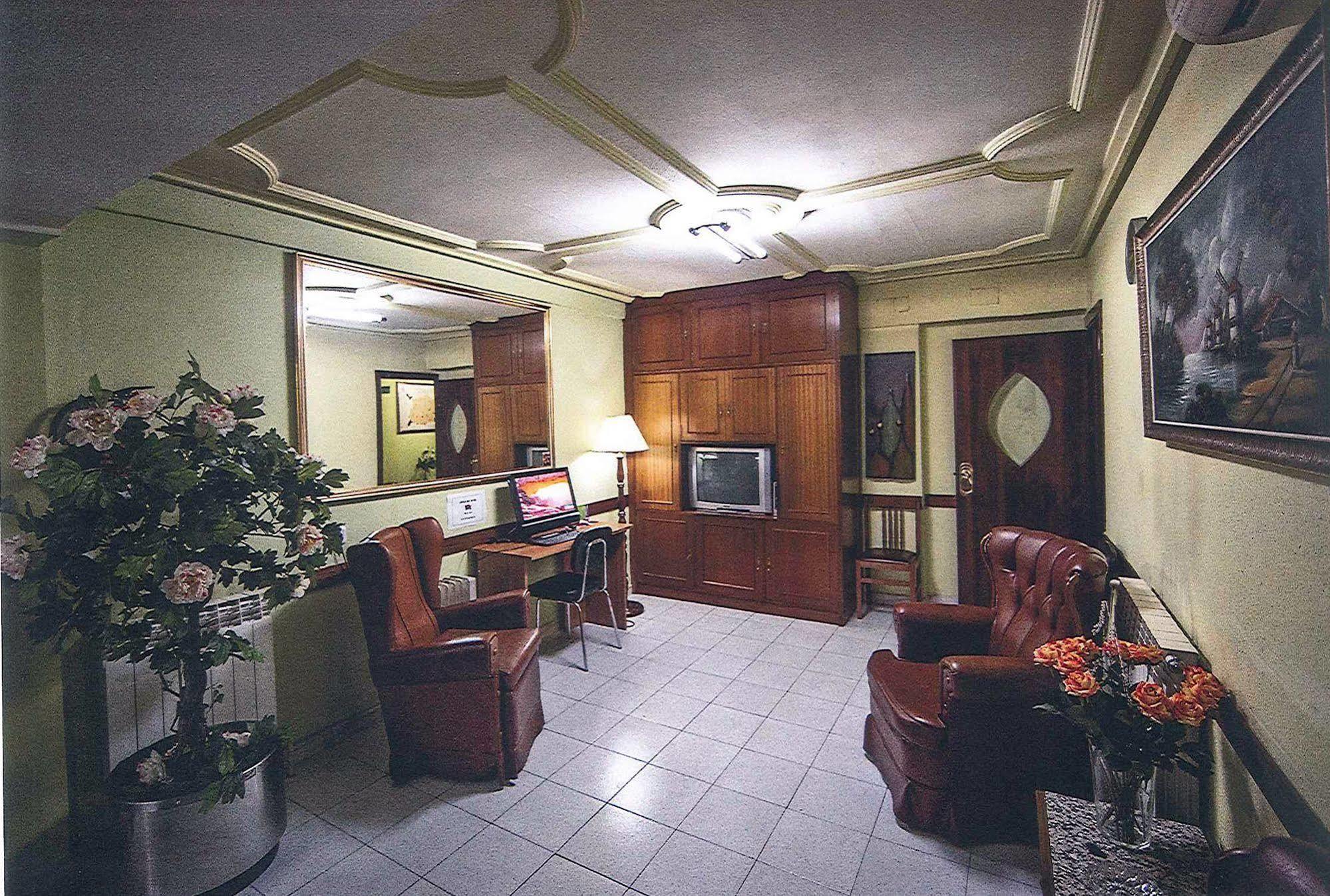 Hostal La Rosa Caceres Bagian luar foto