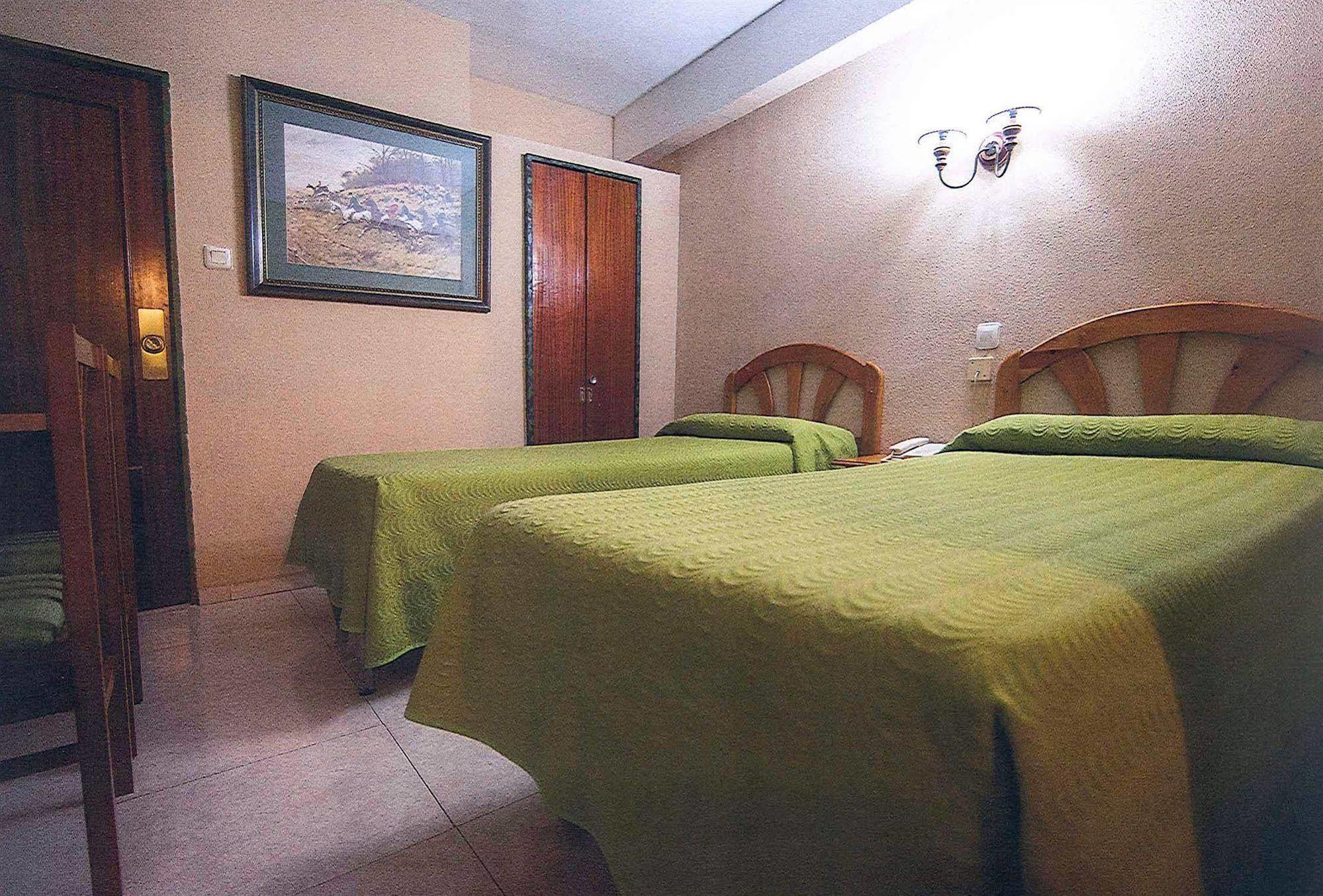 Hostal La Rosa Caceres Bagian luar foto