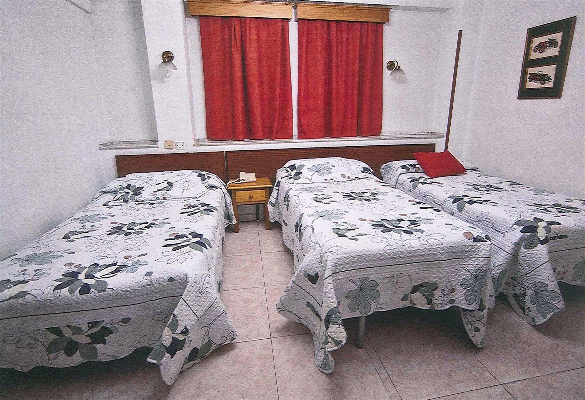 Hostal La Rosa Caceres Bagian luar foto
