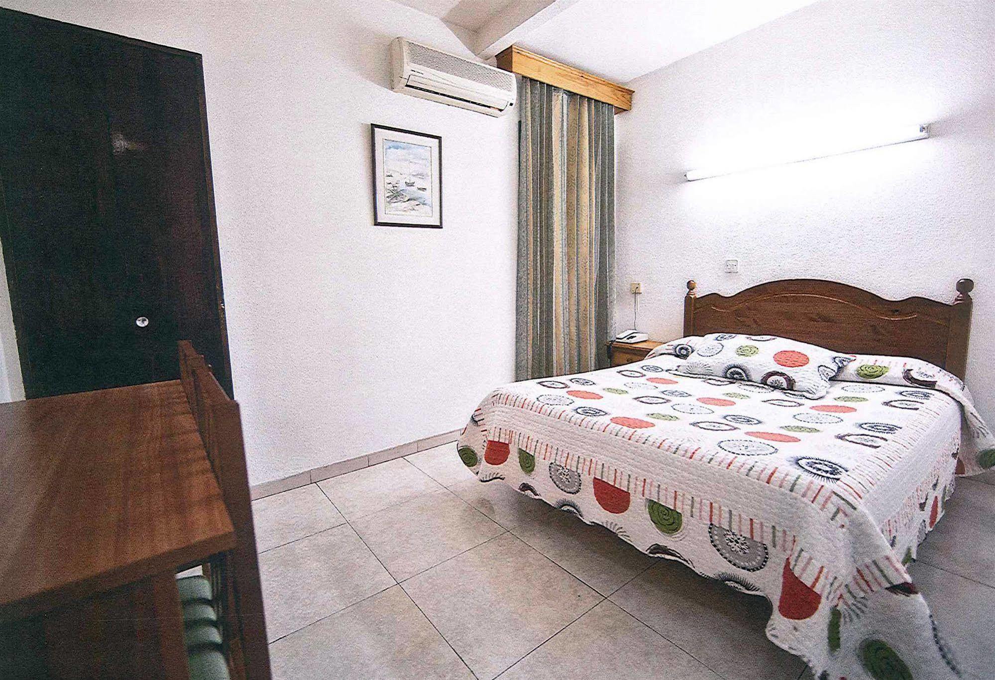 Hostal La Rosa Caceres Bagian luar foto