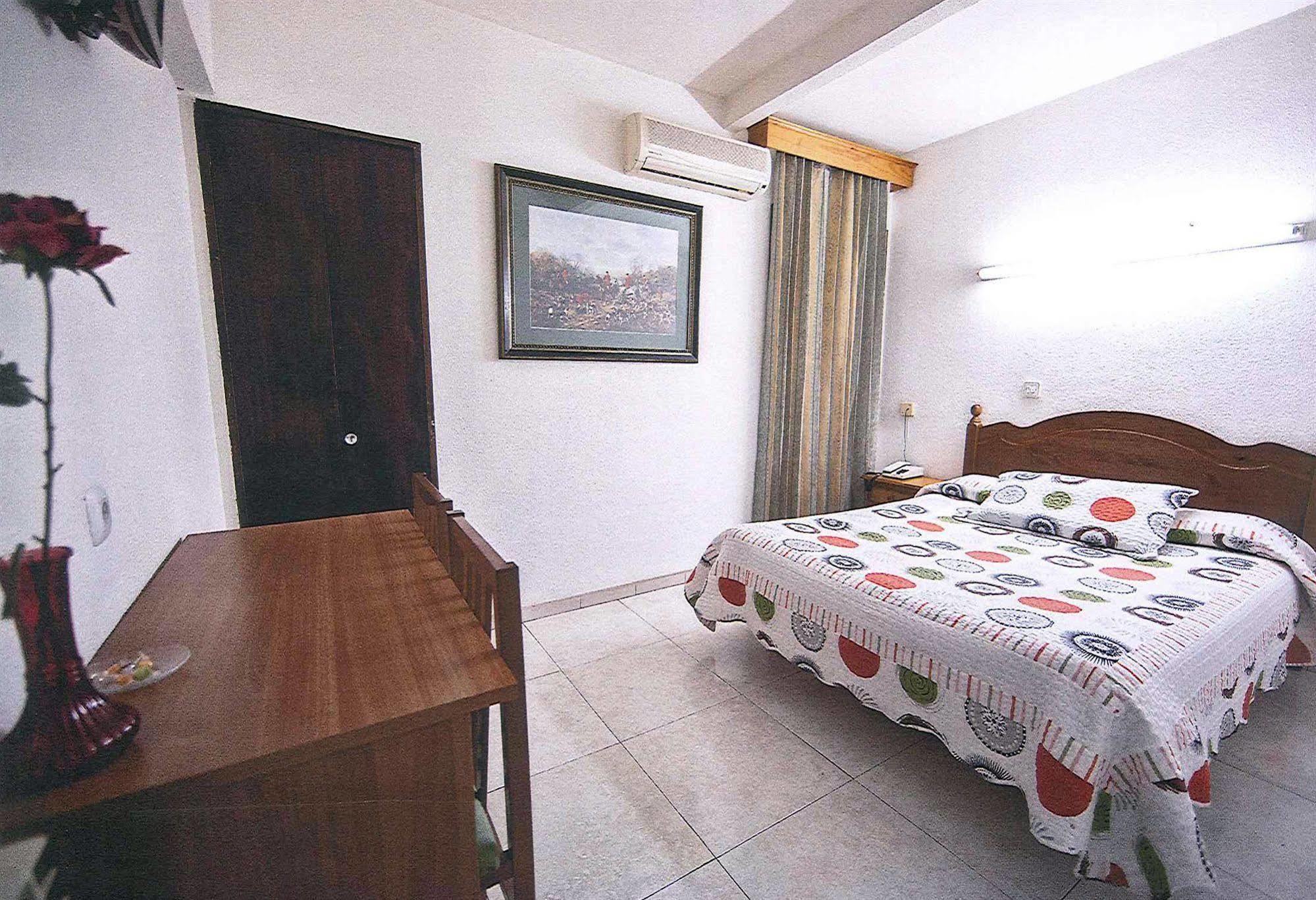 Hostal La Rosa Caceres Bagian luar foto