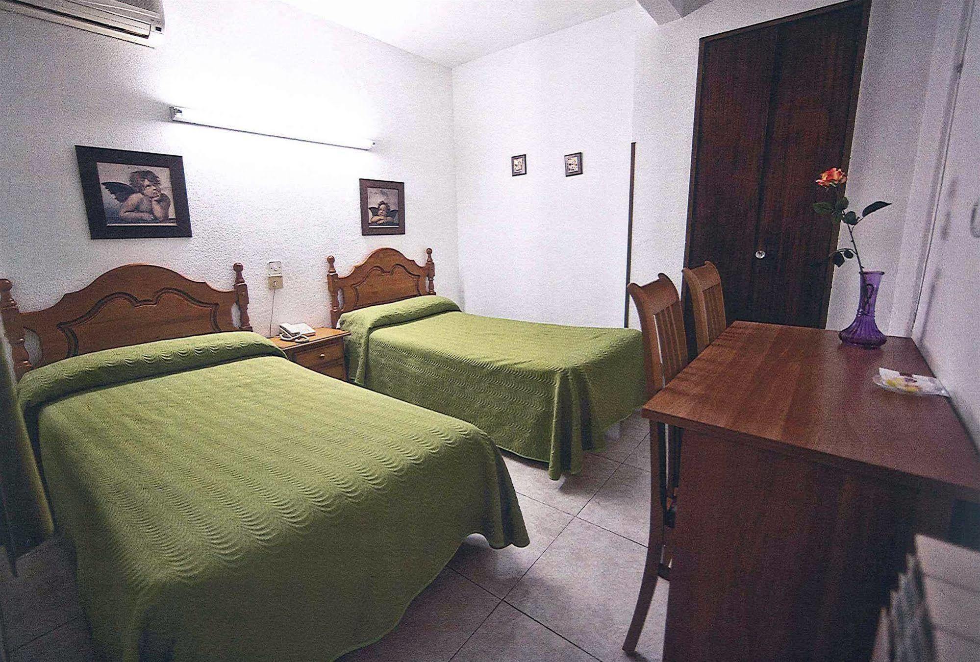 Hostal La Rosa Caceres Bagian luar foto